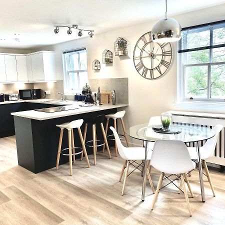 Stylish Central 2 Bedroom Apartment - Free Parking, Free Wifi 오크니 외부 사진
