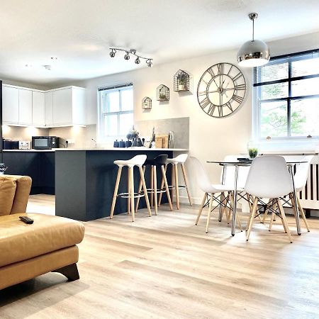 Stylish Central 2 Bedroom Apartment - Free Parking, Free Wifi 오크니 외부 사진