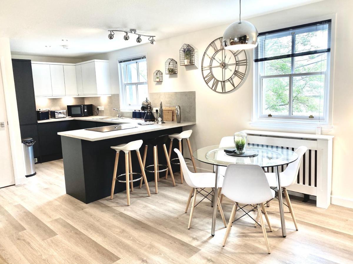 Stylish Central 2 Bedroom Apartment - Free Parking, Free Wifi 오크니 외부 사진