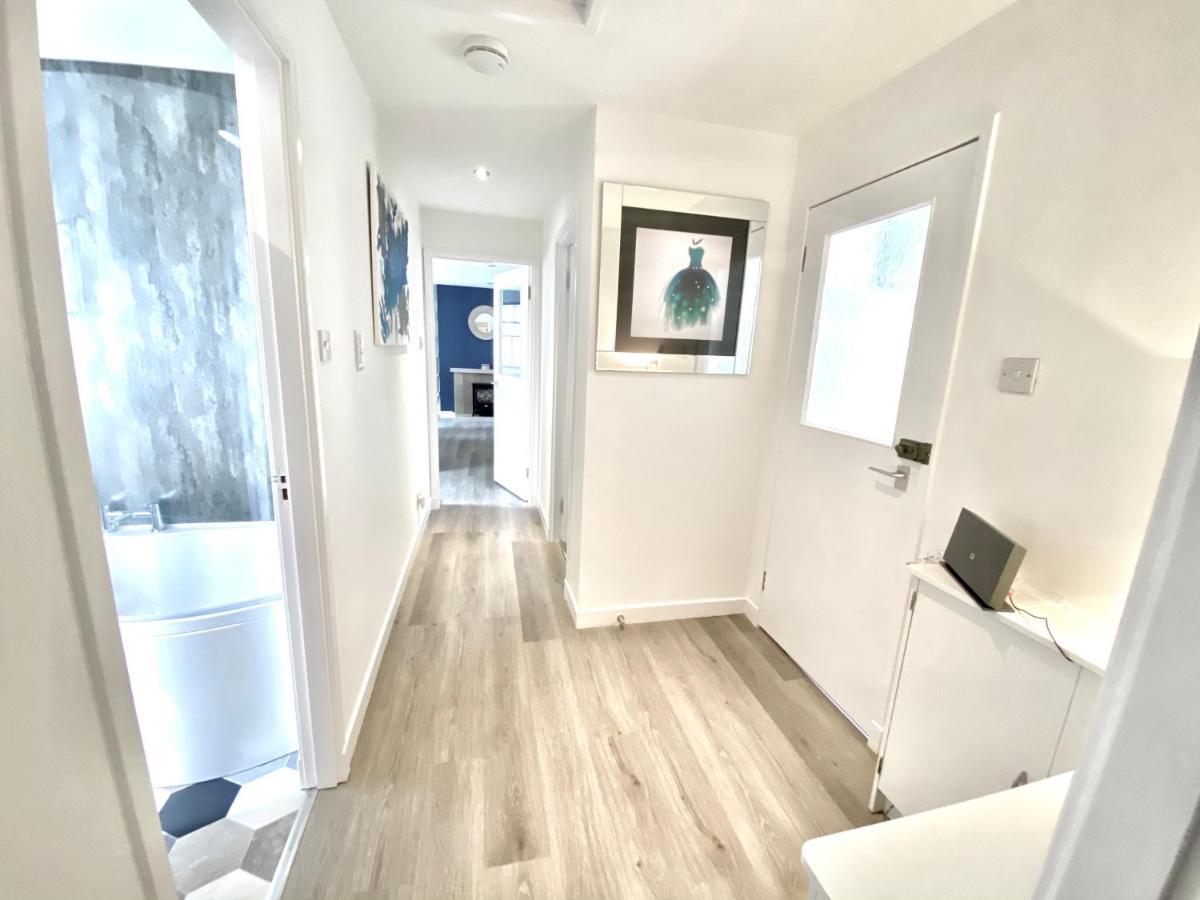 Stylish Central 2 Bedroom Apartment - Free Parking, Free Wifi 오크니 외부 사진