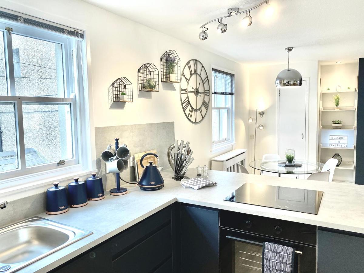 Stylish Central 2 Bedroom Apartment - Free Parking, Free Wifi 오크니 외부 사진
