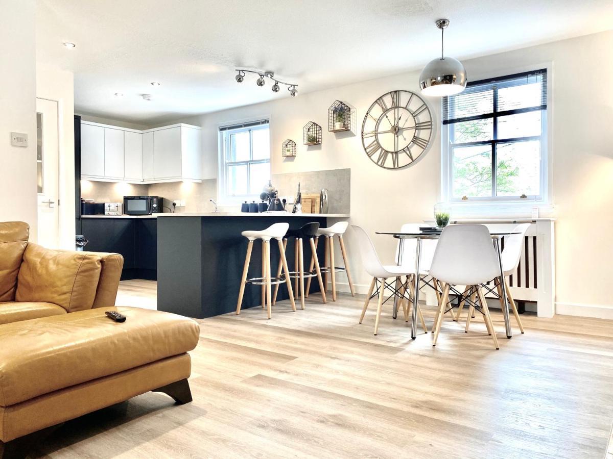 Stylish Central 2 Bedroom Apartment - Free Parking, Free Wifi 오크니 외부 사진