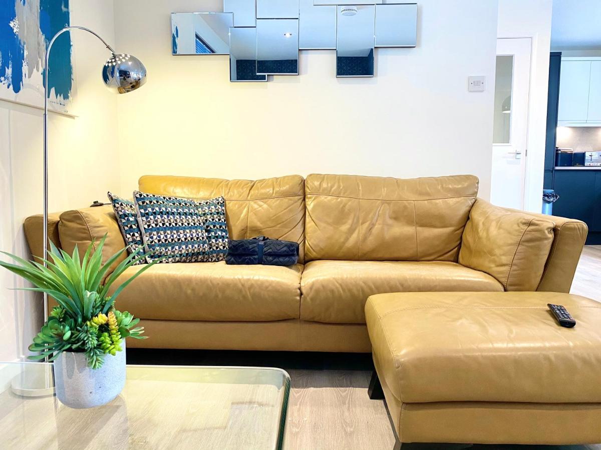 Stylish Central 2 Bedroom Apartment - Free Parking, Free Wifi 오크니 외부 사진