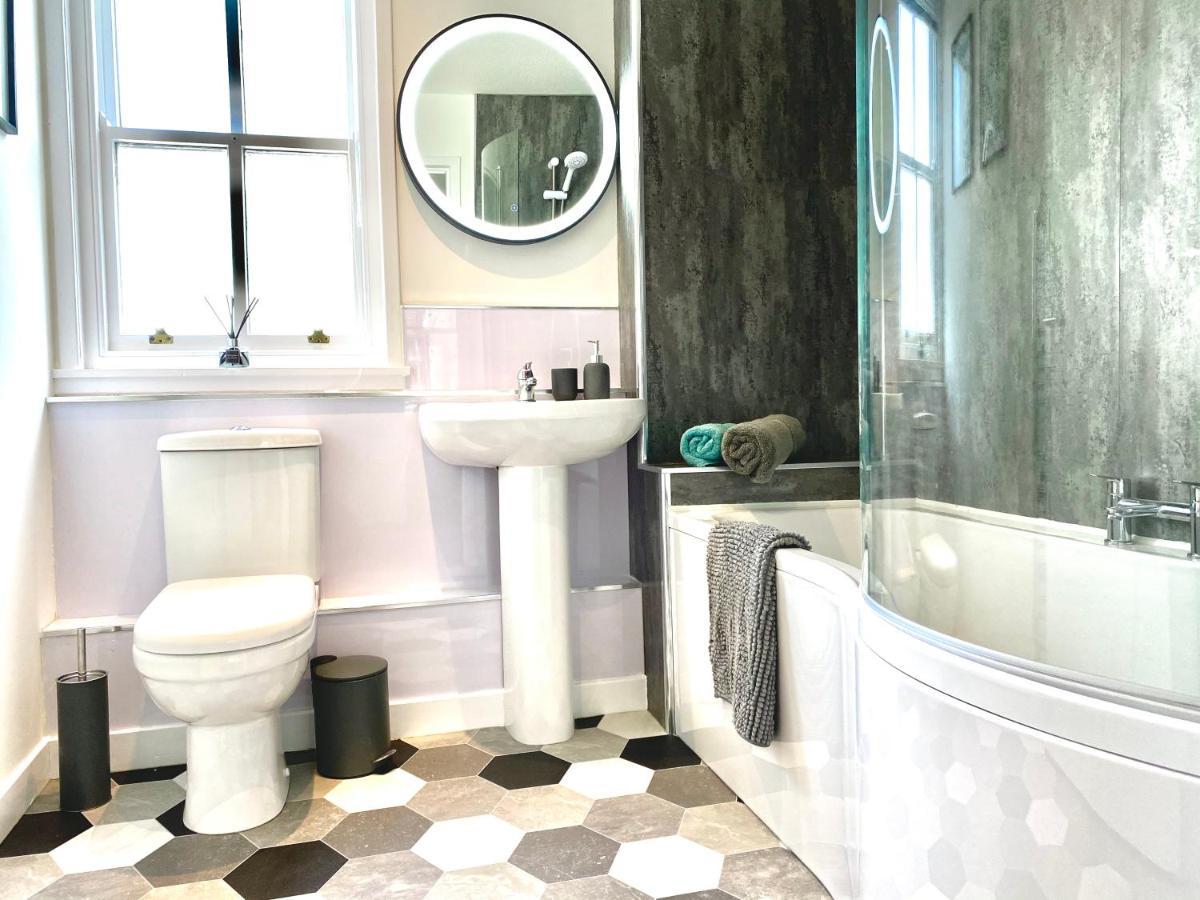 Stylish Central 2 Bedroom Apartment - Free Parking, Free Wifi 오크니 외부 사진