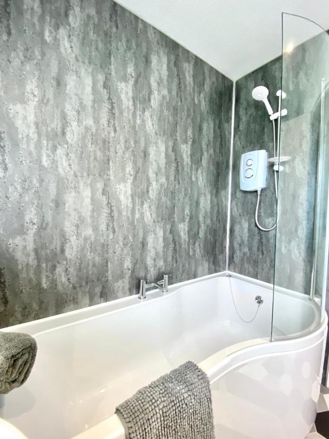 Stylish Central 2 Bedroom Apartment - Free Parking, Free Wifi 오크니 외부 사진