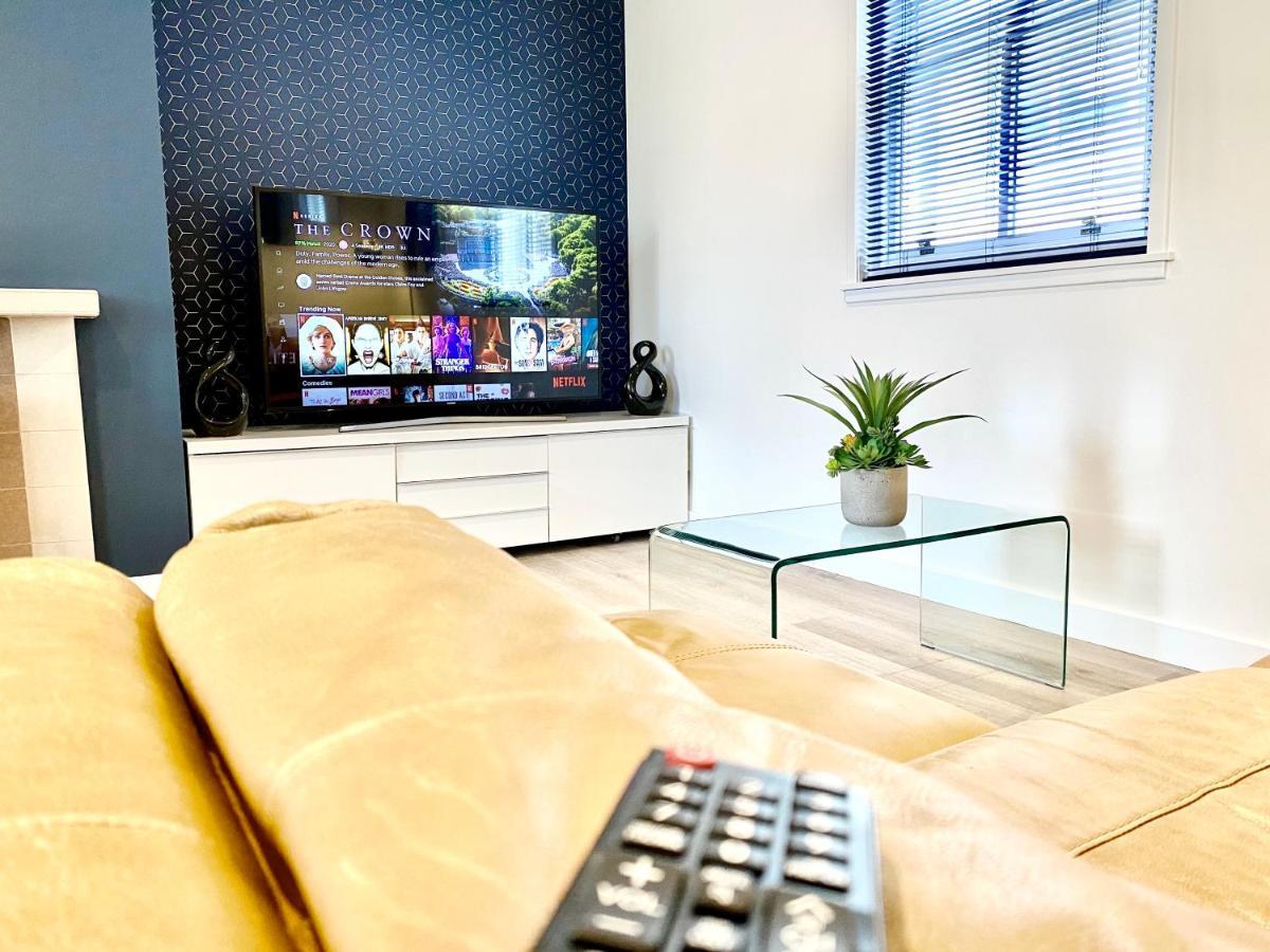 Stylish Central 2 Bedroom Apartment - Free Parking, Free Wifi 오크니 외부 사진