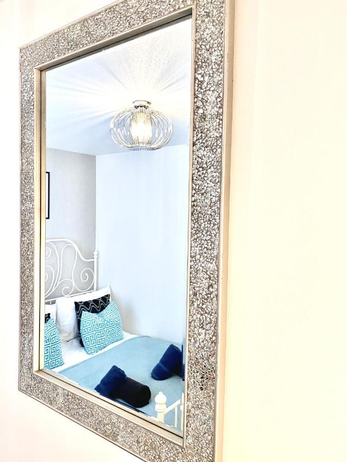Stylish Central 2 Bedroom Apartment - Free Parking, Free Wifi 오크니 외부 사진