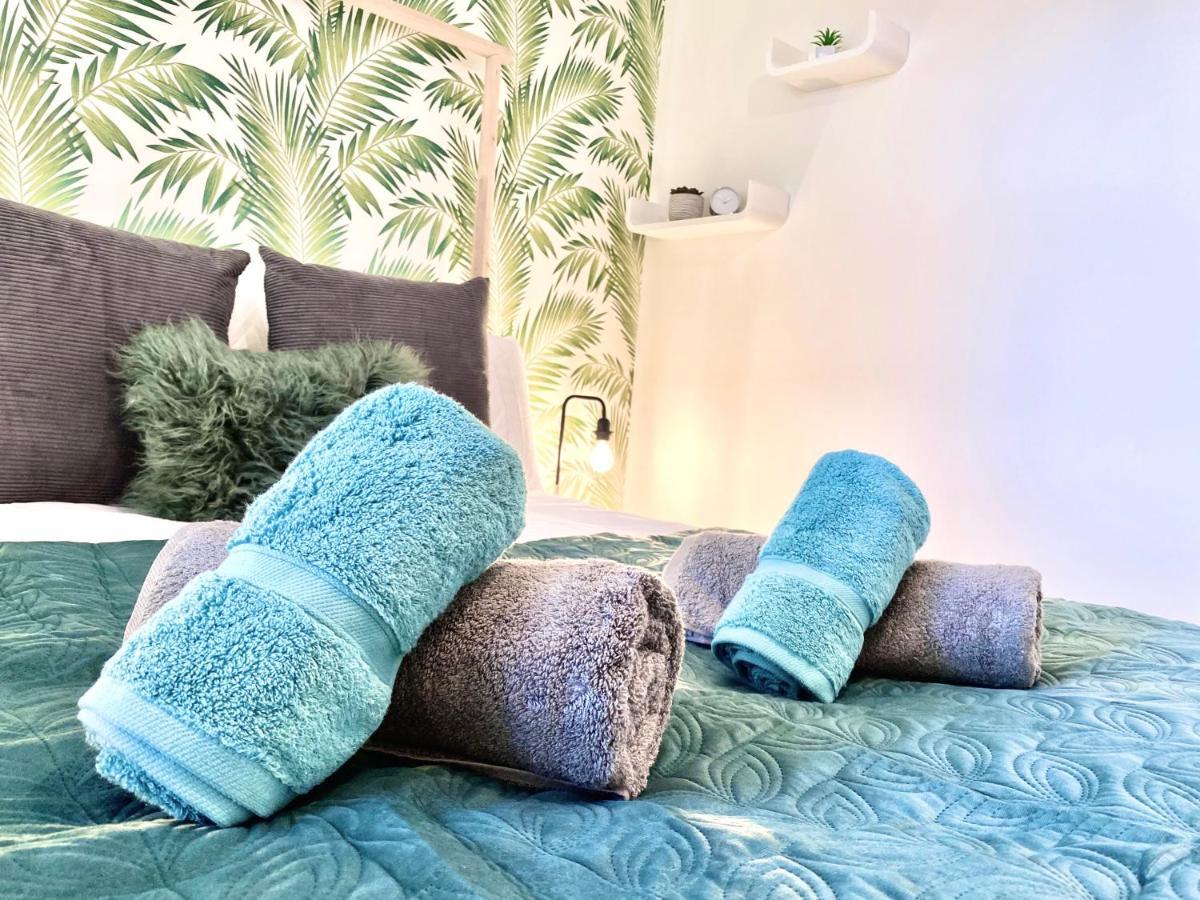 Stylish Central 2 Bedroom Apartment - Free Parking, Free Wifi 오크니 외부 사진
