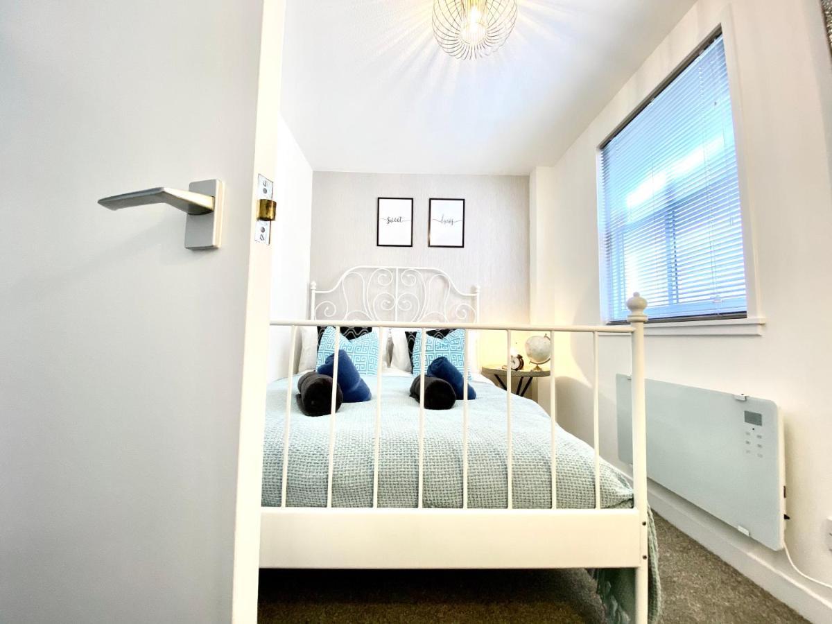 Stylish Central 2 Bedroom Apartment - Free Parking, Free Wifi 오크니 외부 사진
