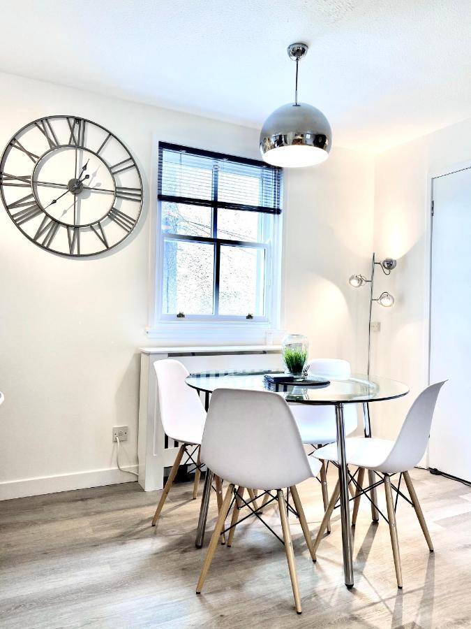 Stylish Central 2 Bedroom Apartment - Free Parking, Free Wifi 오크니 외부 사진