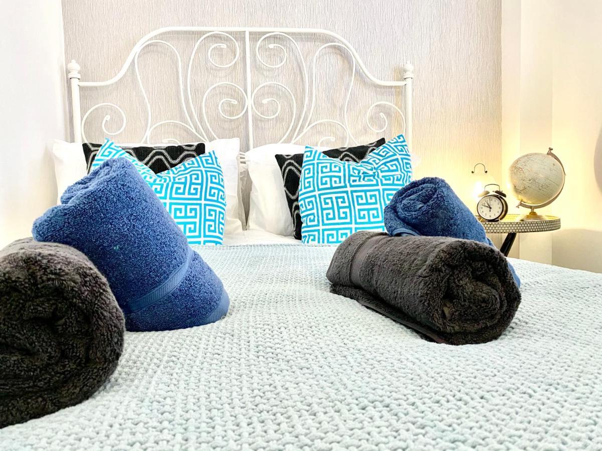 Stylish Central 2 Bedroom Apartment - Free Parking, Free Wifi 오크니 외부 사진
