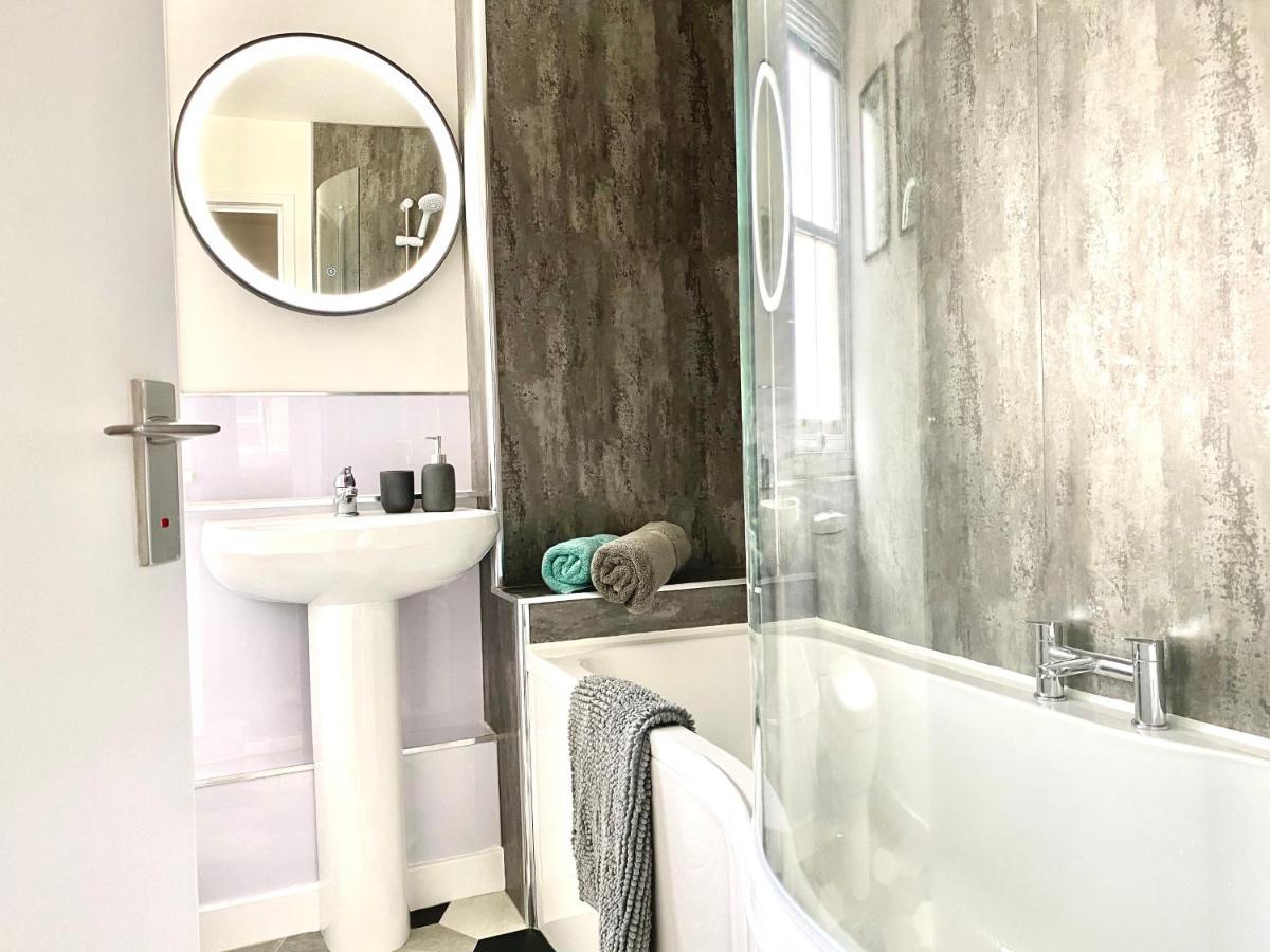 Stylish Central 2 Bedroom Apartment - Free Parking, Free Wifi 오크니 외부 사진